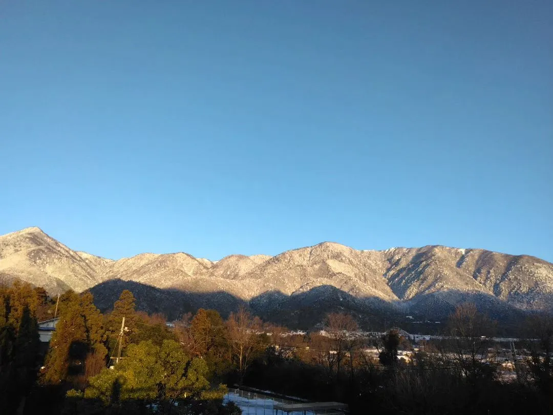 冬キャンプのステージは…琵琶湖の朝日に照る“積雪の比良連邦”...