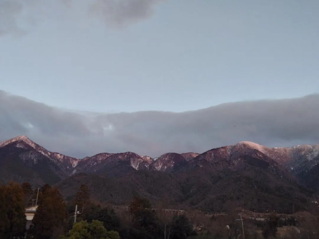 節分の朝“琵琶湖の朝焼け”に、ふりむけば“山は冬色”