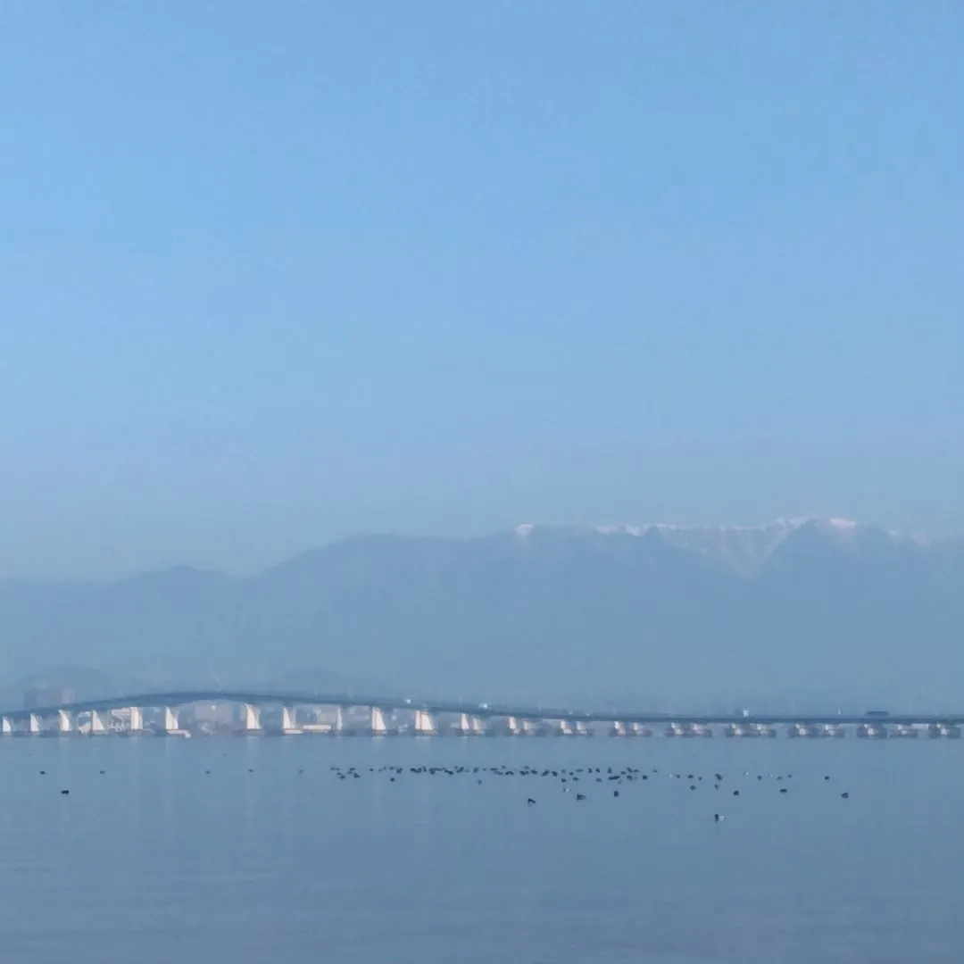 琵琶湖の春かすみに