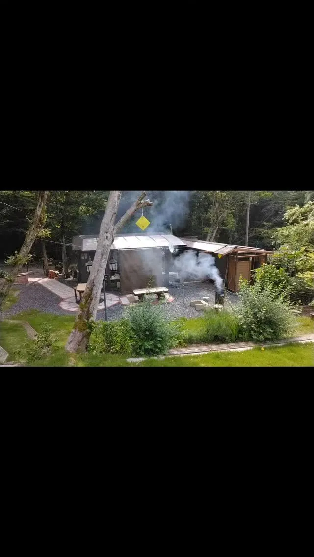 琵琶湖国定公園、比良山麓、煙くゆる、芝生のキャンプサイトに、...