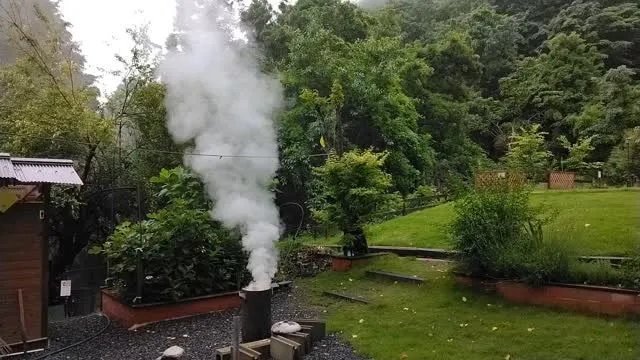 琵琶湖国定公園、比良山麓、雨上がりのキャンプサイト、芝生が鮮...
