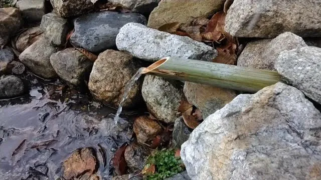 比良山麓の湧き水を引き入れて…